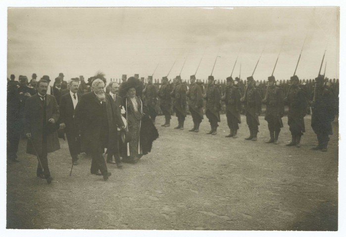 Visite du Président de la République Armand Fallières à Bétheny, avec à ses côtés, M. Briand, président du Conseil, le Marquis de Polignac et Mme Fallières / Léon Bouet