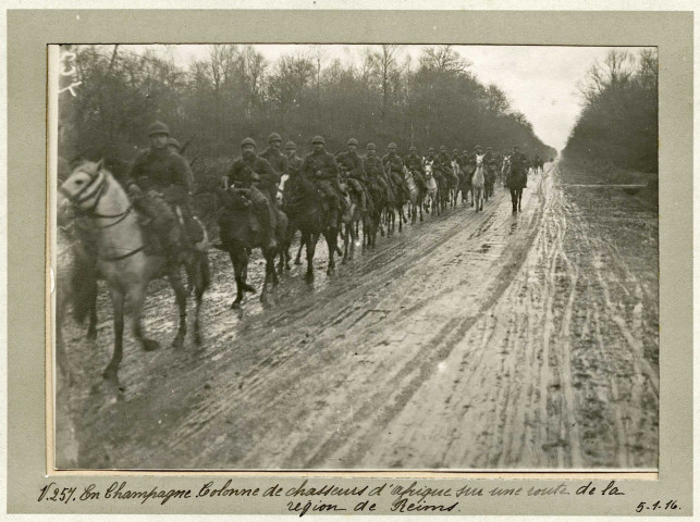 En Champagne. Colonne de chasseurs d'Afrique sur une route de la région de Reims, 5 janvier 1916 .