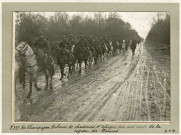 En Champagne. Colonne de chasseurs d'Afrique sur une route de la région de Reims, 5 janvier 1916.