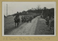 SOUAIN-PERTHES-LÈS-HURLUS. [Navarin. défilé de soldats à pieds] / De Vliegher, photographe à Châlons-sur-Marne.