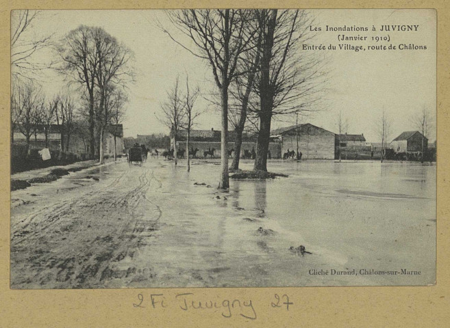 JUVIGNY. Les Inondations à Juvigny (janvier 1910). Entrée du Village, Route de Châlons / Durand, photographe.