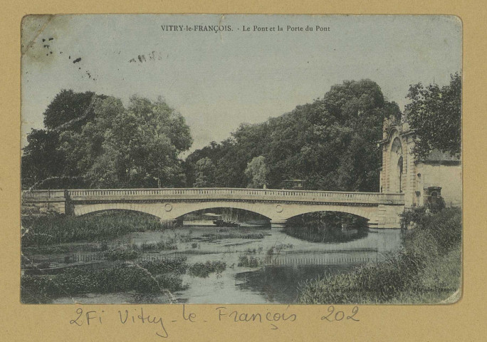 VITRY-LE-FRANÇOIS. Le Pont et la Porte du Pont. Édition des Galeries Réunies de l'Est Vitry-le-François. [vers 1912] 