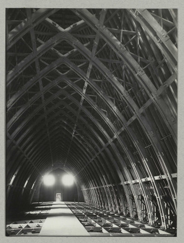 REIMS. Cathédrale de Reims. Charpente, de la nef vers le portail.