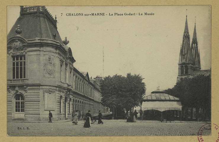 CHÂLONS-EN-CHAMPAGNE. 7- La place Godart- Le Musée.
J. B.Sans date