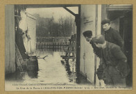 CHÂLONS-EN-CHAMPAGNE. La crue de la Marne à Châlons-sur-Marne (janvier 1910) - Une cour, chemin du Barrage.