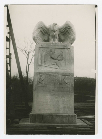 Henry Farman devant le monument commémorant son exploit (1er circuit aérien fermé d'1km, le 13 janvier 1908 à Issy-les-Moulineaux sur biplan conçu et construit par les frères Charles et Gabriel Voisin)