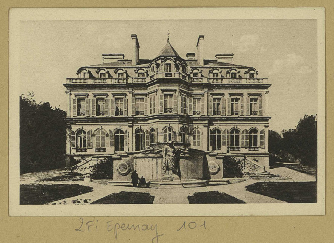 ÉPERNAY. L'Hôtel de Ville et le monument commémoratif 1914-1918 / E. Choque, photographe à Épernay. Epernay E. Choque (51 - Epernay E. Choque). Sans date 