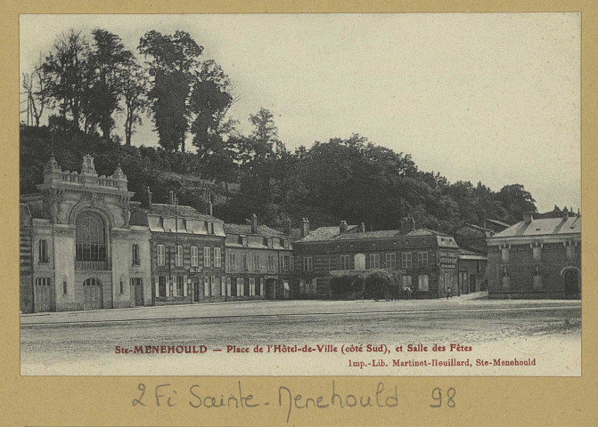 SAINTE-MENEHOULD. Place de l'Hôtel de Ville (côté Sud), et Salle des Fêtes.
(75 - ParisLevy Fils et Cie).[avant 1914]