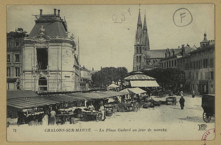 CHÂLONS-EN-CHAMPAGNE. 72- La place Godart un jour de marché. / N.D. Phot.
(75Corbeil-Paris, Crété, succ., anciens Etab Sans date