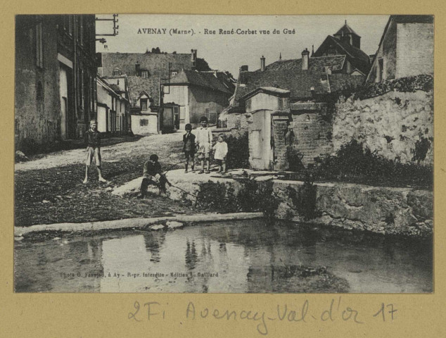 AVENAY-VAL-D'OR. Rue René Corbet vue du Gué / G. Franjou, photographe à Ay. L. Gaillard. [vers 1914] 