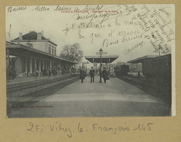 VITRY-LE-FRANÇOIS. Intérieur de la gare. Édition des Galeries Réunies de l'Est Vitry-le-François. [vers 1919] 