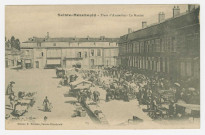 SAINTE-MENEHOULD. Place d'Austerlitz. Le Marché. Sainte-Menehould : Edition E. Moisson, 1915.