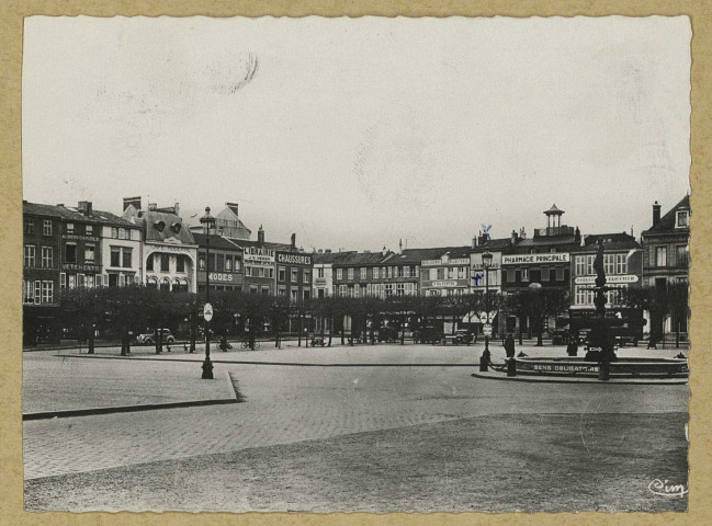 VITRY-LE-FRANÇOIS. Place d'Armes, au centre la Déesse. Ville martyre totalement détruite par les bombardements Allemands en 1940 / Combier, photographe à Mâcon.