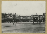 VITRY-LE-FRANÇOIS. Place d'Armes, au centre la Déesse. Ville martyre totalement détruite par les bombardements Allemands en 1940 / Combier, photographe à Mâcon.