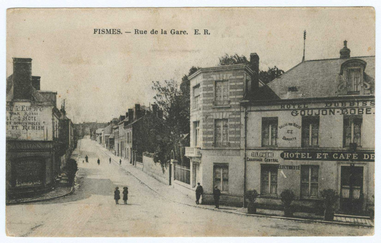 FISMES. Rue de la Gare.
E. R. (75 Paris 155, Bd. Magenta, I. P. M.).Sans date