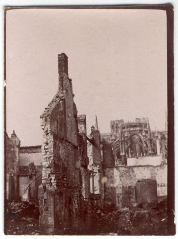 Reims. Cathédrale de Reims près de la rue des 3 Raisinets.