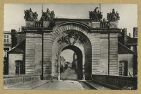 VITRY-LE-FRANÇOIS. -18. Porte du Pont. Vue extérieure. Ville martyre totalement détruite par les bombardements Allemands en 1940.
(71 - Mâconimp. Combier CIM).[vers 1955]