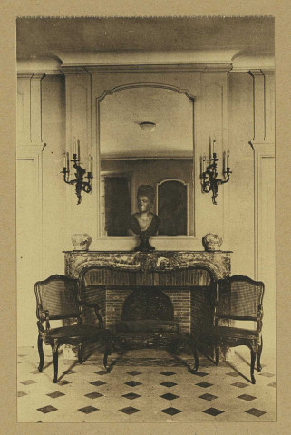 REIMS. 12. Hôtel le Vergeur - Salle du Conseil - Bibliothèque : buste polychrome, portrait de Madame Vanin-Godinot.
(51 - Reimsphototypie J. Bienaimé).Sans date