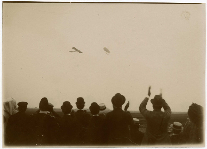 L'aviateur Hubert Latham et le colonel Renard, août 1909