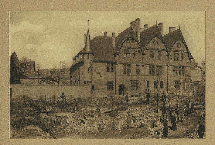 REIMS. 1. Hôtel le Vergeur - Façade sur la rue Pluche et les vestiges du Forum romain.
(51 - Reimsphototypie J. Bienaimé).Sans date