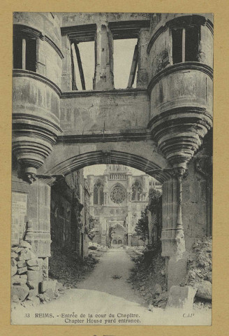REIMS. 33. Entrée de la Cour du Chapitre. Chapter house yard entrance. [vers 1920].
Strasbourg-Schiltigheim[s.n.] ([S.l.]Cie des Arts Photomécaniques).Sans date