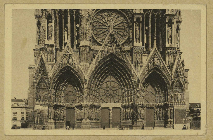 REIMS. La Cathédrale - Le Portail et la rosace.
ParisLes Éditions d'Art Yvon.1914