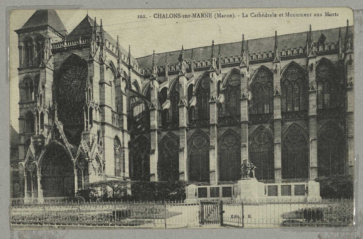 CHÂLONS-EN-CHAMPAGNE. 102- La Cathédrale et le monument aux morts.
Château-ThierryJ. Bourgogne.1933