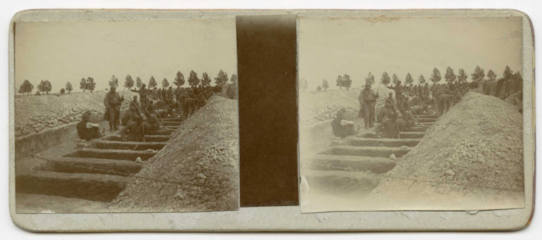 Suippes. Prisonniers allemands employés à creuser des tombes de soldats, septembre-octobre 1915.
