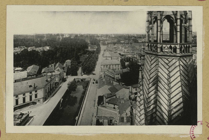 CHÂLONS-EN-CHAMPAGNE. [Le clocher de Notre-Dame et vue sur le canal].
