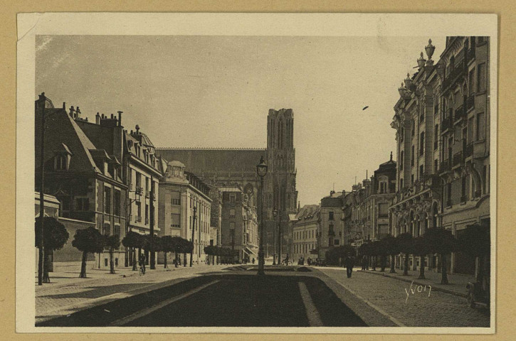REIMS. 13. Cours J.B. Langlet et la cathédrale.
ParisLes Éditions d'Art Yvon.1930