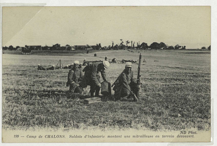 MOURMELON-LE-GRAND. 199 - Camp de Châlons. Soldats d'Infanterie montant une mitrailleuse en terrain découvert.
ND Phot.Sans date