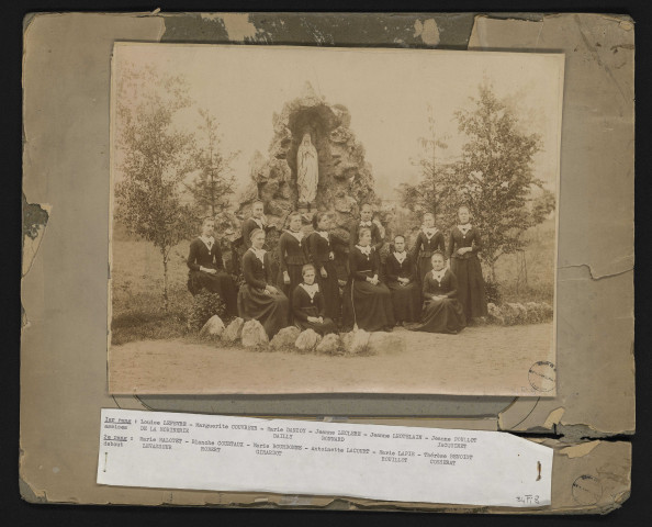 Groupe de pensionnaires devant un oratoire / J. David.