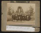Groupe de pensionnaires devant un oratoire / J. David.