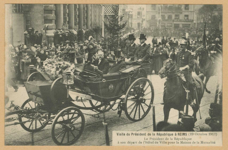REIMS. Visite du président de la république à Reims (19 octobre 1913). Le président de la république à son départ de l'hôtel de ville pour la maison de la Mutualité. [Sans lieu] : Thuillier