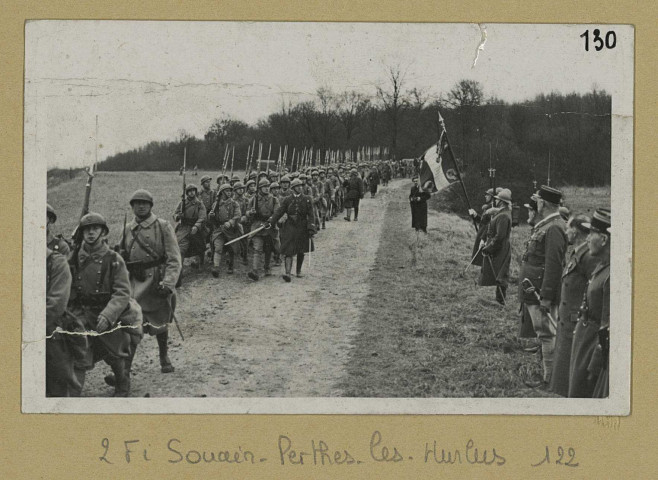 SOUAIN-PERTHES-LÈS-HURLUS. [Navarin. défilé de soldats à pieds] / De Vliegher, photographe à Châlons-sur-Marne.