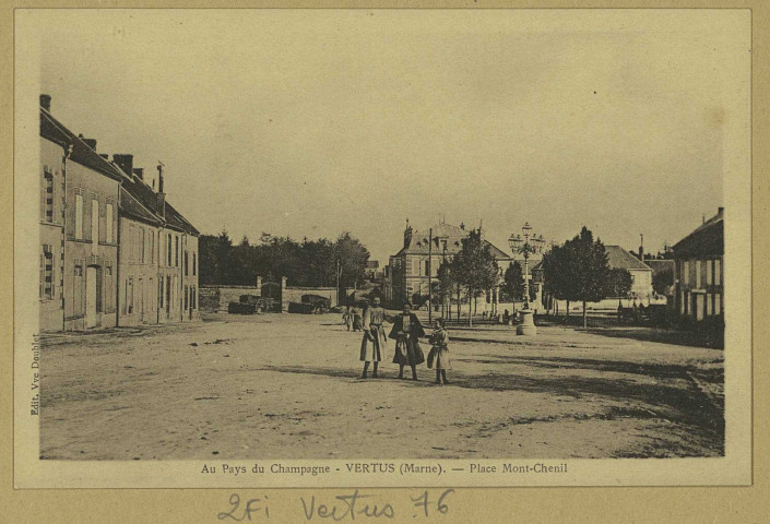 VERTUS. Au Pays du champagne. Vertus (Marne). Place Mont-chenil.
Château-ThierryBourgogne FrèresÉdition Vve Doublet.[vers 1925]