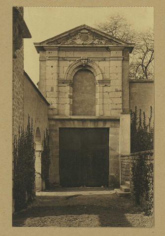 REIMS. 7. Hôtel le Vergeur - Portail de l'Ancien Hôpital Saint-Marcoul.
(51 - Reimsphototypie J. Bienaimé).Sans date