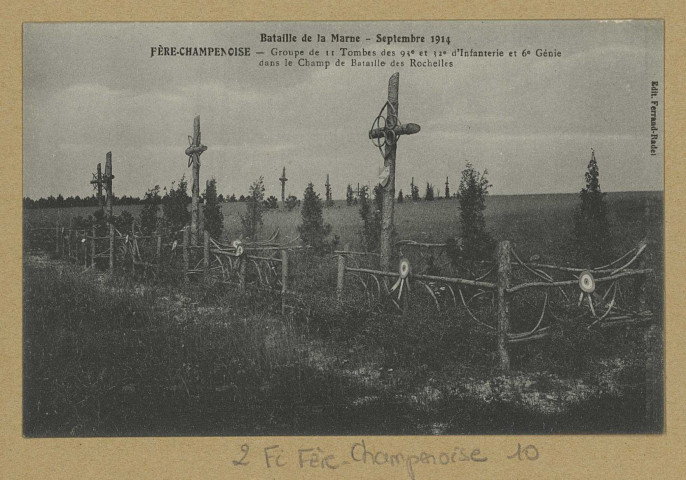 FÈRE-CHAMPENOISE. Bataille de la Marne-septembre 1914-Fère-Champenoise-Groupe de 11 tombes des 93e et 32e d'Infanterie et 6 ème Génie dans le Champs de Bataille des Rochelles.
Édition Ferrand-Radet.[vers 1918]
