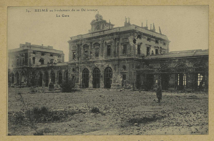REIMS. 34. Reims au lendemain de sa délivrance - La gare.
Edition Photo Hall de l'Est (E. Deley, imp., Paris).1919
