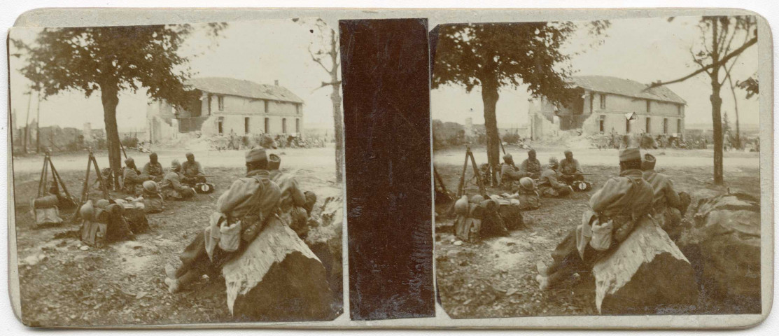 Souain-Perthes-lès-Hurlus. Ferme des Wacques avec des coloniaux, 10 octobre 1915 .