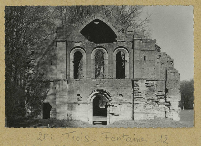 TROIS-FONTAINES-L'ABBAYE. Portail de l'Église(XIIe). Abbaye fondée par St-Bernard en 1118 / H. Knech, photographe à Saint-Dizier.