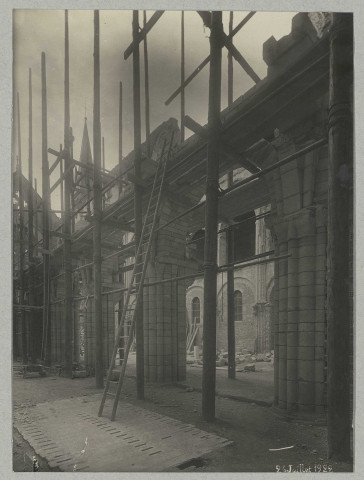 REIMS. Basilique Saint-Remi. Piles de la nef côté sud.