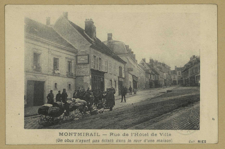 MONTMIRAIL. Rue de l'Hôtel de Ville (un obus n'ayant pas éclaté dans le mur d'une maison).Collection Ries
