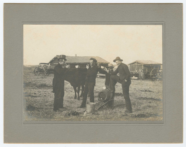 Edmonton au Canada. Quatre hommes sur une exploitation agricole