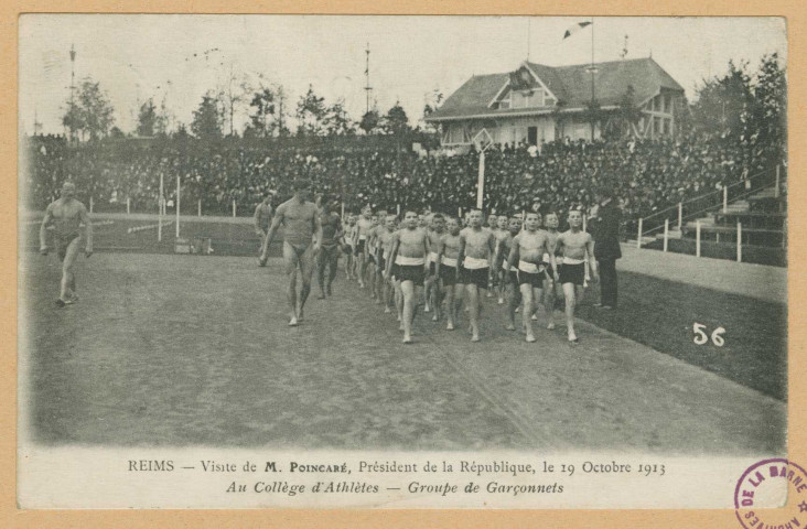 REIMS. Visite de M. Poincaré, Président de la république, le 19 octobre 1913. Au collège d'athlètes. Groupe de garçonnets.