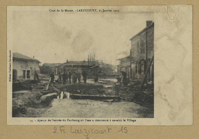 LARZICOURT-ISLE-SUR-MARNE. Crue de la Marne. 23 janvier 1910-Larzicourt-14-Aperçu de l'entrée du Faubourg où l'eau a commencé à envahir le Village.
LarzicourtÉdition Guill (54 - Nancyimp Réunies).[vers 1910]