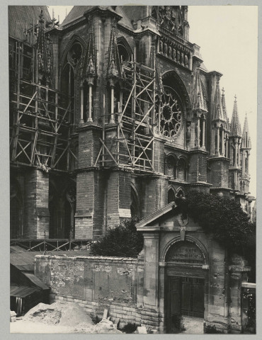 REIMS. Cathédrale de Reims. Transept sud, angle sud-ouest, en cours de restauration.
