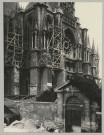 REIMS. Cathédrale de Reims. Transept sud, angle sud-ouest, en cours de restauration.