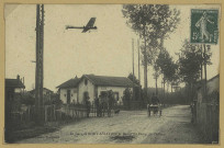 BOUY. La Gare de Bouy-aviation et la route du camp de Châlons.
MourmelonLib. Militaire Guérin.[vers 1914]