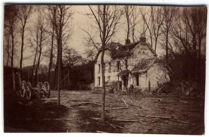 [Sans lieu]. Café des bains de Rivière après l'explosion du 4 mai 1917.